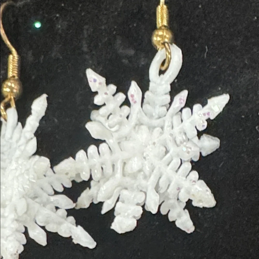 Elegant Snowflake Earrings‎ in White and Gold